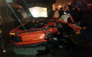  Toyota tông nát đuôi Lamborghini Aventador 