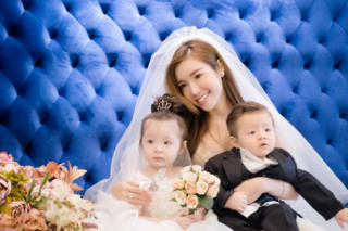 Elly Trần tung ảnh mặc váy cưới lộng lẫy cùng hai con hút fan rầm rầm