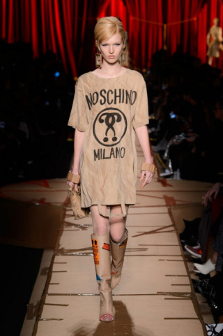 Túi xách hình cuộn giấy vệ sinh, mũ như chổi lông gà chắc chỉ Moschino mới nghĩ ra