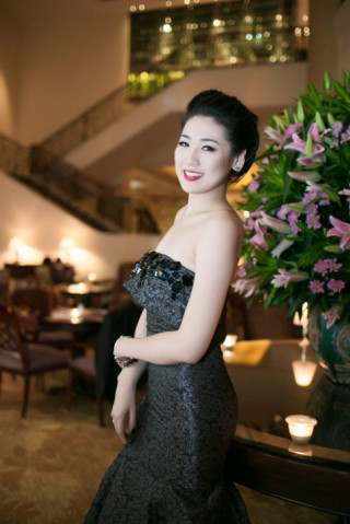 Á hậu Tú Anh mong manh vai trần