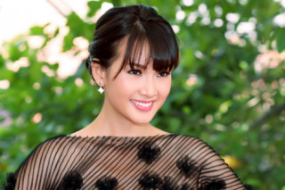 Anh Thư táo bạo dùng hoa che ngực