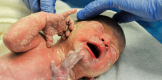 Bác sĩ chỉ ra 7 lý do không nên tắm cho trẻ ngay sau khi sinh
