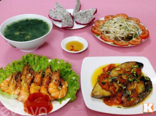 Bữa cơm nhiều món hải sản ngon mát cho ngày hè