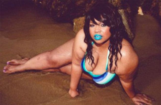 Cô gái 120 kg mặc bikini làm loạn đại lộ Danh Vọng