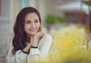 Diễm Hương giày bệt giản dị trên phố