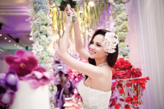Diễm Hương lại diện váy cưới gợi cảm