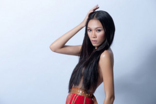 Diệu Huyền bán khỏa thân ấn tượng