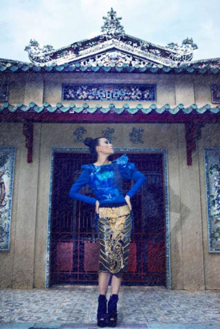Diệu Huyền khoe chân dài bất tận