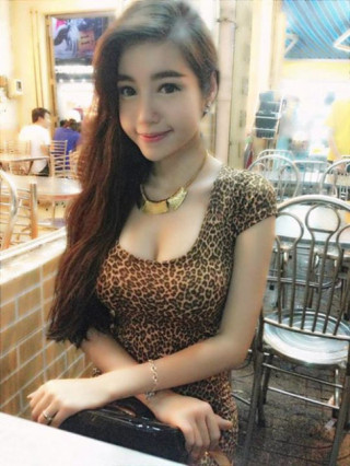 Elly Trần mặc váy cổ chữ U nhức mắt