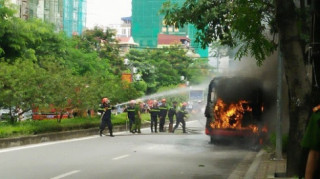Hà Nội: Xe bus bốc cháy dữ dội khi đang lưu thông