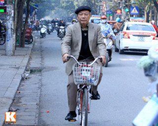 Hà Nội: Xe ôm, bảo vệ đều thanh lịch với vest