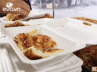 Hàng bánh mì nướng muối ớt ngon nhất Sài Gòn: Ngày bán “chơi” cũng được 300 ổ