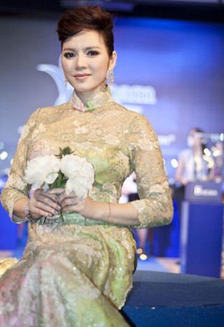 Lý Nhã Kỳ và những bộ áo dài gây ầm ĩ