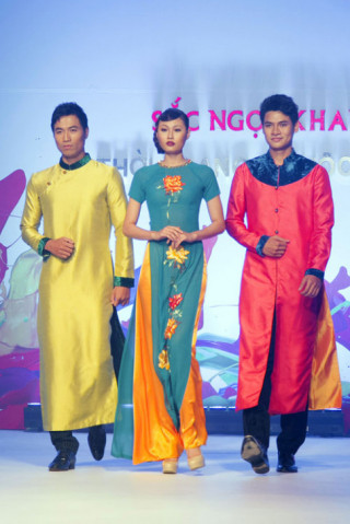 Mai Giang mặc áo dài diễn catwalk