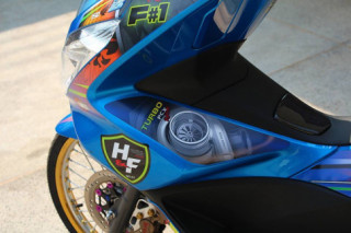 PCX 150 độ kiểng độc đáo với đôi chân mỏng manh của biker nước bạn