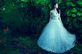 Thái Hà chọn váy cưới cho mùa mới