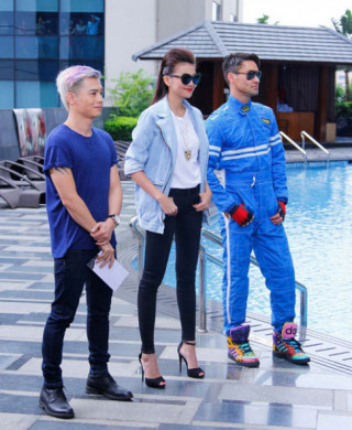 Thanh Hằng xô Adam Williams xuống nước