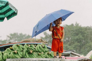 Thực hư bức ảnh bé trai Sài Gòn “khóc thương miền Trung” khiến ngàn người xúc động