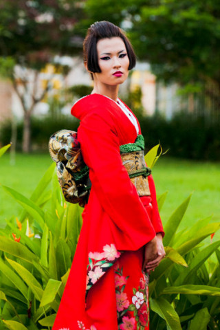 Top Model hóa gái Nhật da trắng, môi đỏ