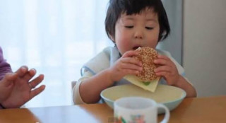 Tròn mắt: clip bé Nhật ăn cực siêu