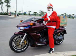  ‘Xế khủng’ đi phát quà Giáng sinh miễn phí 