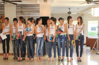 Xuân Lan bất ngờ chặn xe chở thí sinh