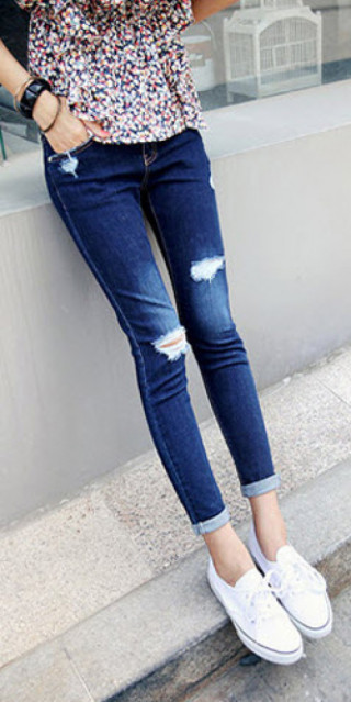 2 phong cách đơn giản với jeans rách
