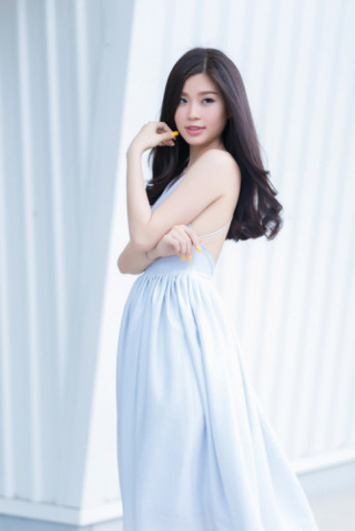 Á hậu Diễm Trang bất ngờ sexy với váy 2 dây