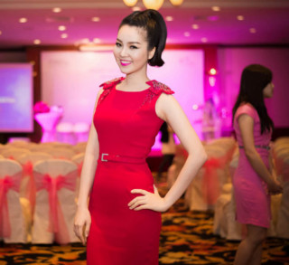 Á hậu Thụy Vân cuốn hút vì quá duyên dáng