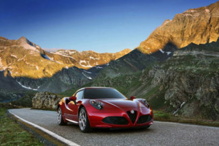 Alfa Romeo 4C phô diễn sức mạnh