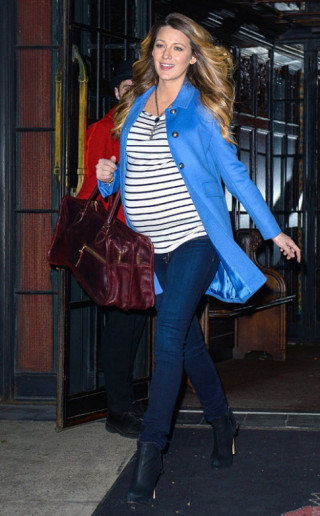 Bà bầu học lỏm thời trang sành điệu của Blake Lively