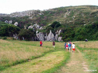 Bãi biển nằm giữa đồng cỏ xanh ở Tây Ban Nha