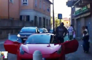 Balotelli “cưỡi” Ferrari 458 Italia chơi phố