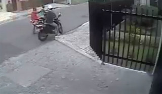  Bị cướp môtô ngay trước nhà 