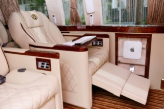  Biến Toyota Hiace thành Limousine đưa đón đối tác 