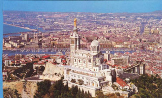 Bồi hồi dạo bước thành cổ Marseille trong nắng