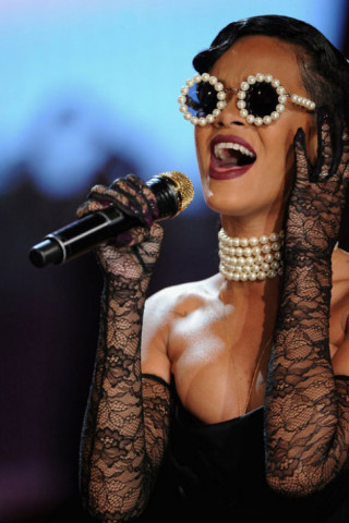 BST kính đa phong cách của Rihanna