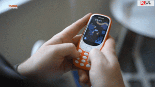Cận cảnh Nokia 3310 chơi rắn săn mồi, màn hình LCD, một tháng sạc pin một lần