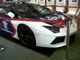Cảnh sát Indonesia cũng tậu Lamborghini Aventador