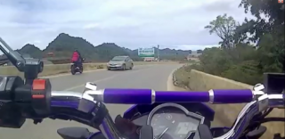 [Clip] Phượt thủ chở bạn gái vượt ngược chiều và cái kết đắng lòng