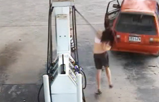  Cô gái ăn trộm xăng gặp quả báo 