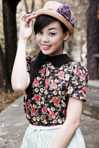 Cô nàng mê sắc màu của hoa