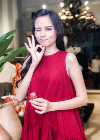 Diễm Hương làm mặt xấu bên chồng sắp cưới
