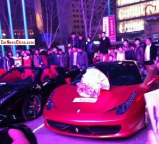 Dùng siêu xe Ferrari 458 cầu hôn bạn gái