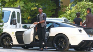 Eto‘o khiến đồng đội lác mắt với dàn xế khủng