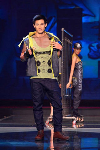 Fashion Star: Áo mỏng gây rắc rối