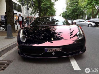 Ferrari 458 Italia màu ‘độc’ xuống phố