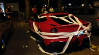 Ferrari F12 của Balotelli bị tấn công