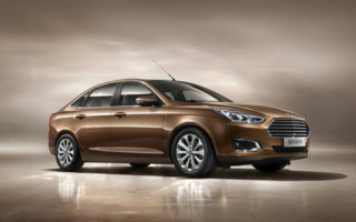  Ford Escort - đàn anh mới của Focus giá 14.700 USD 
