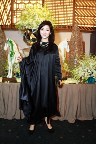 Giáng My giấu kỹ đường cong, Thanh Hằng khoe lưng sexy
